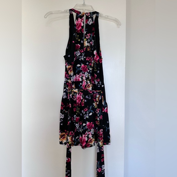 Floral Romper with Pockets - Picture 7 of 8